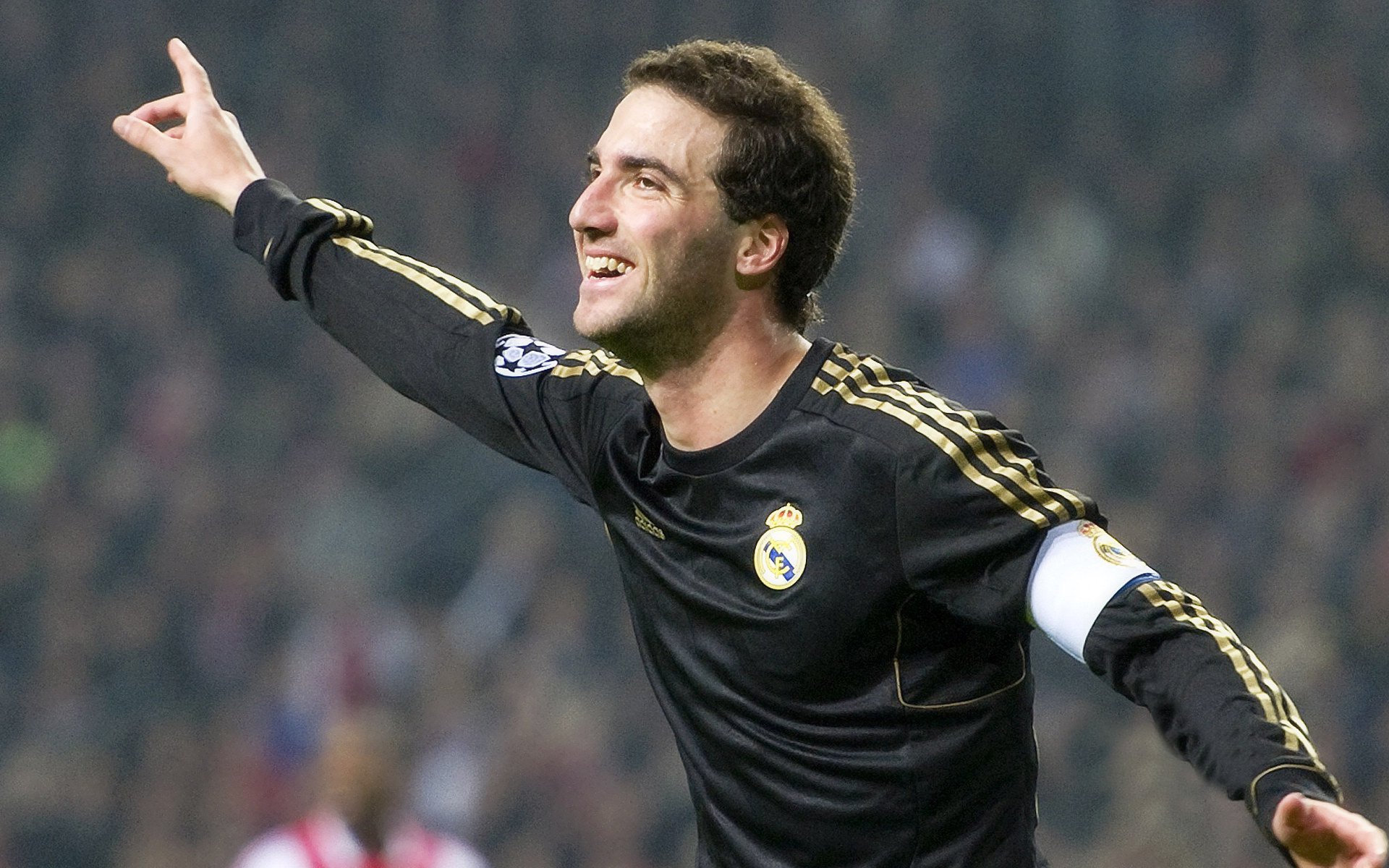 开云体育平台-_现场观众热情高涨：气氛点燃比赛热度_，比赛气氛热烈,现场掌声不断