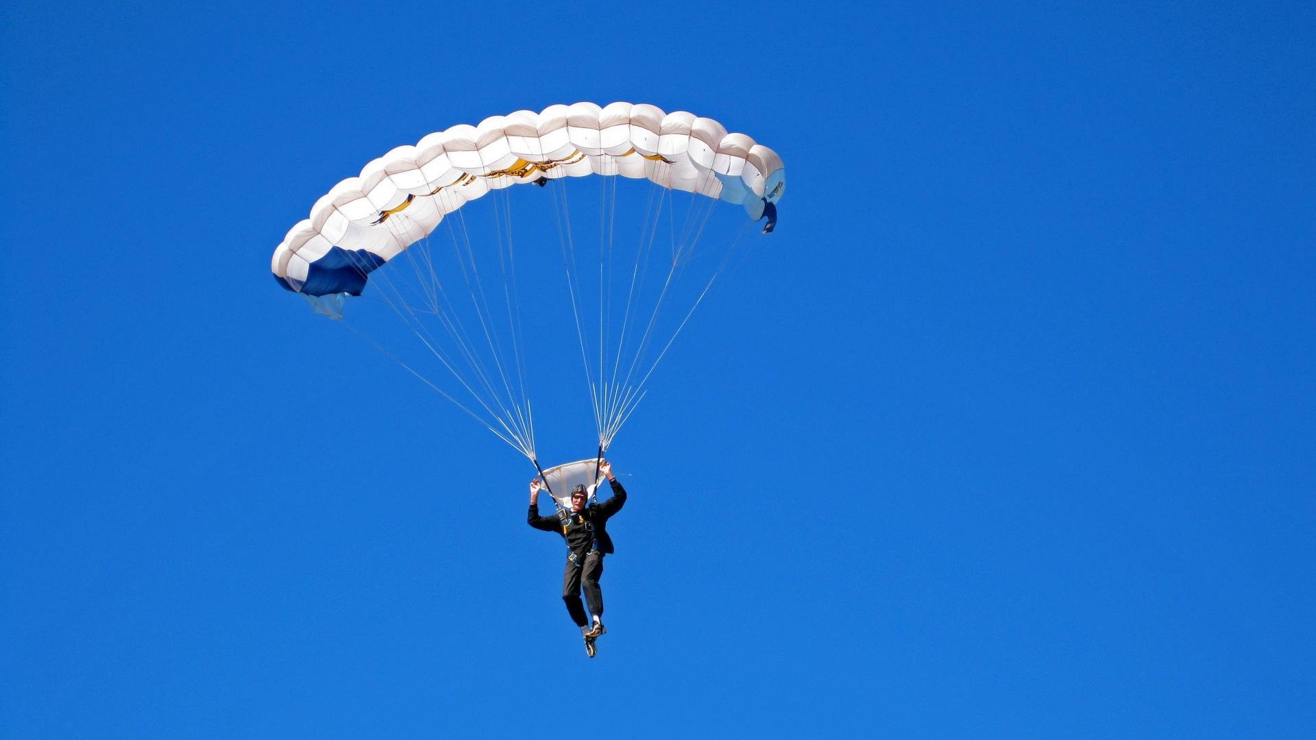 比赛中球员们奋勇争先，为球队赢得胜利，球员在赛场上挥洒的青春的汗水