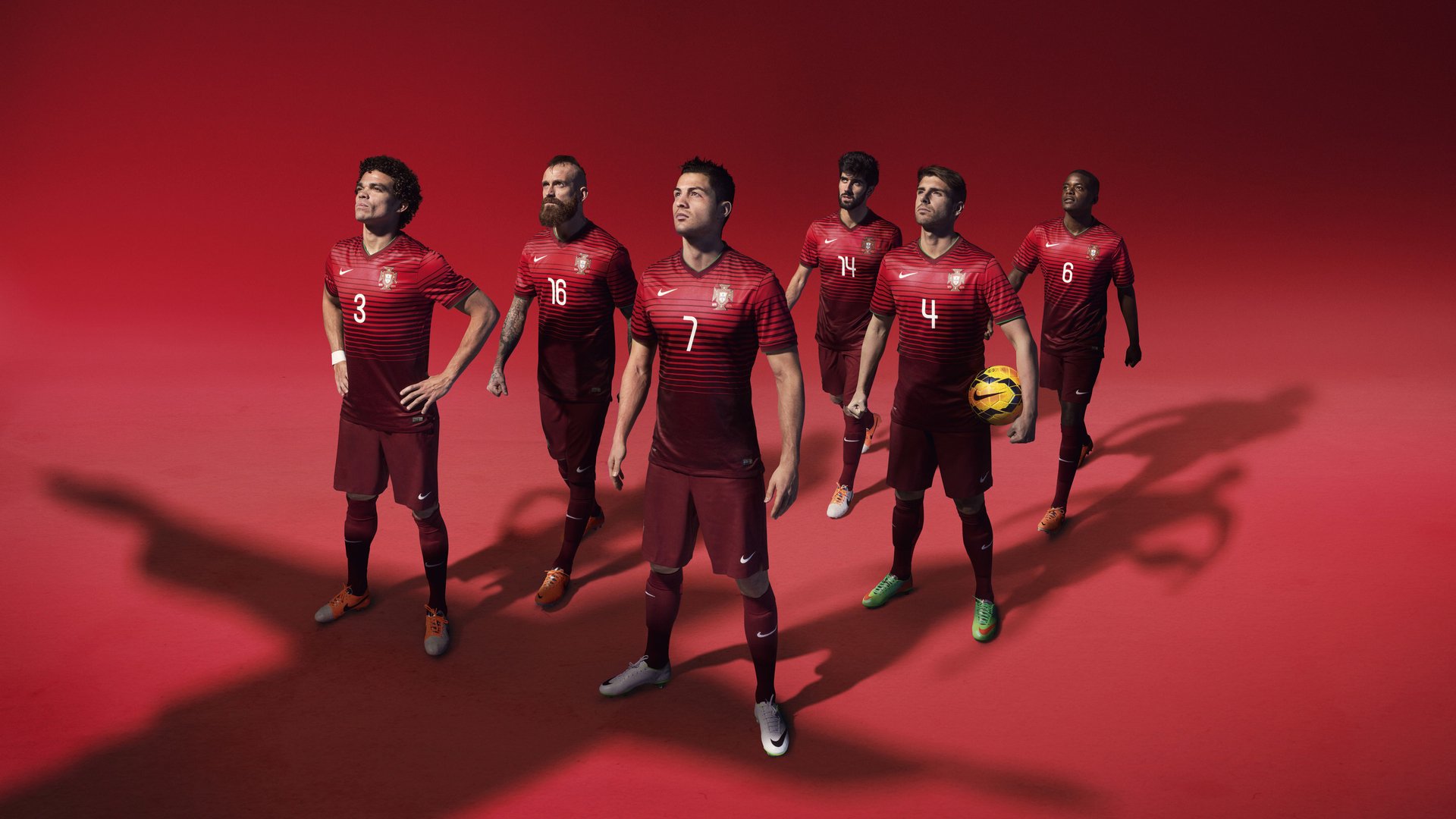 足球赛事热火朝天，球队实力对话激烈，火热的足球比赛